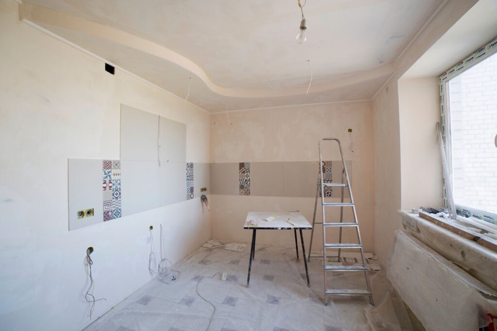 Neue Küche während der Renovierung mit Leiter und Werkzeug