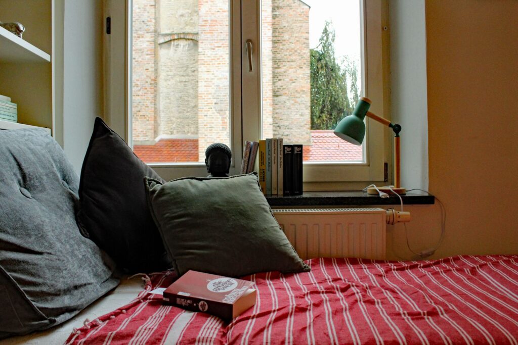 Leseecke mit Kissen am Fenster