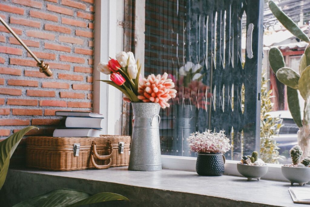 Fensterbank mit Büchern und Blumen