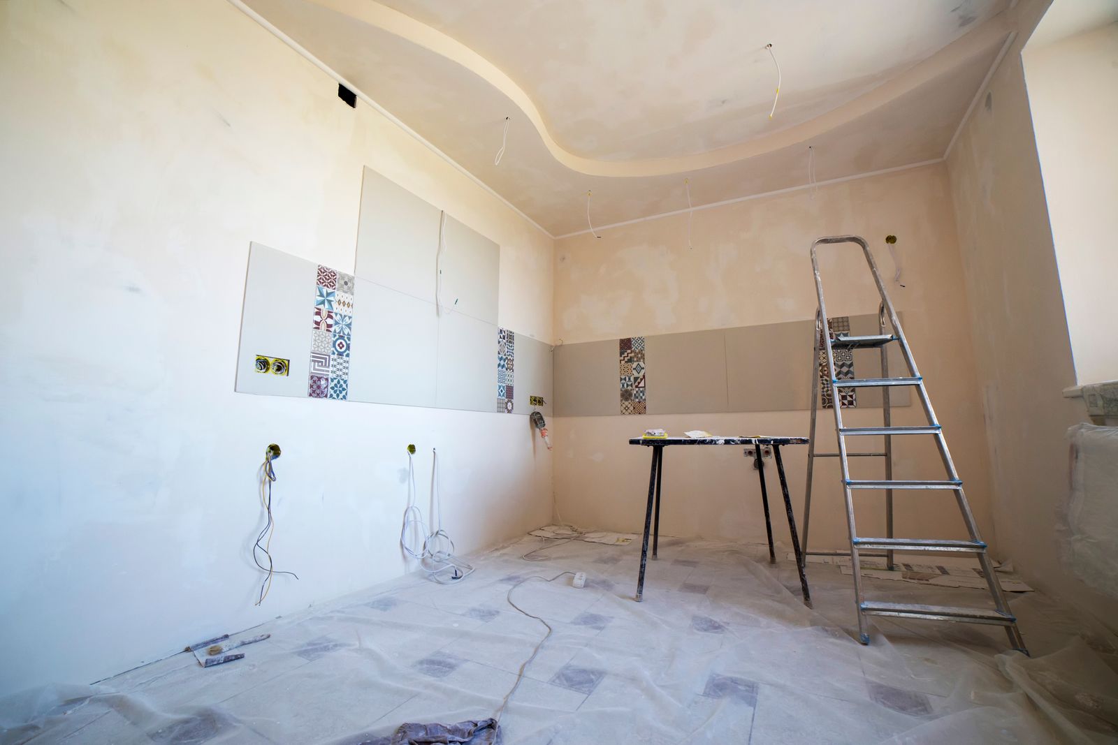 Raum während der Renovierung mit Farbe, Fliesen und Werkzeug
