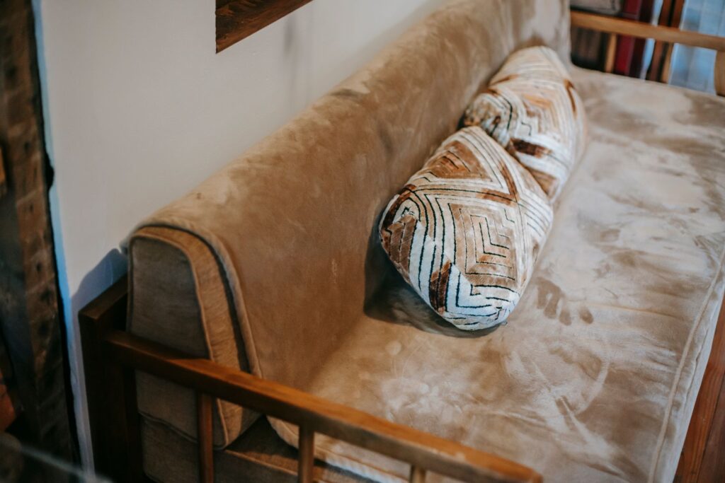 Sofa mit gemustertem Kissen im Wohnzimmer