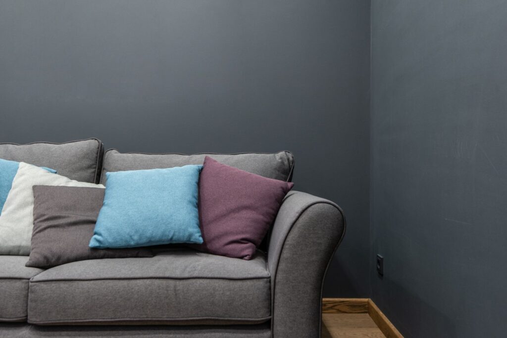 Graues Sofa mit bunten Kissen