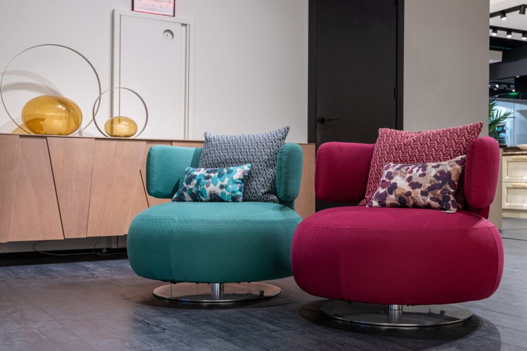 Wohnzimmer mit farbigen Sesseln
