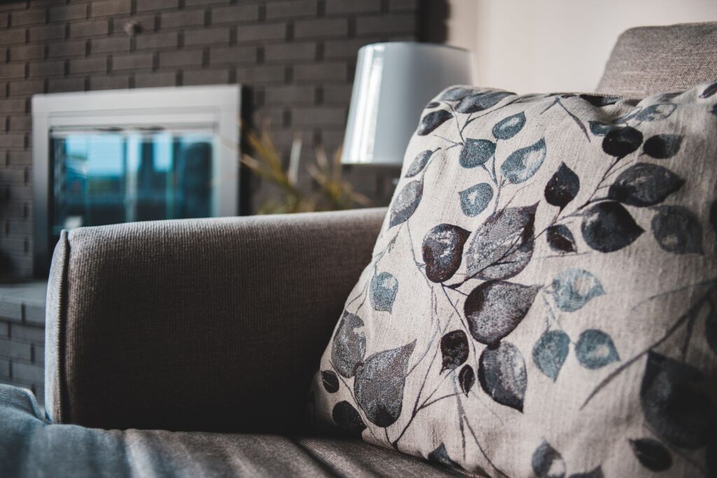 Sofa mit gemustertem Kissen