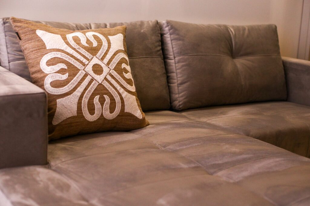 Graues Sofa mit Dekokissen
