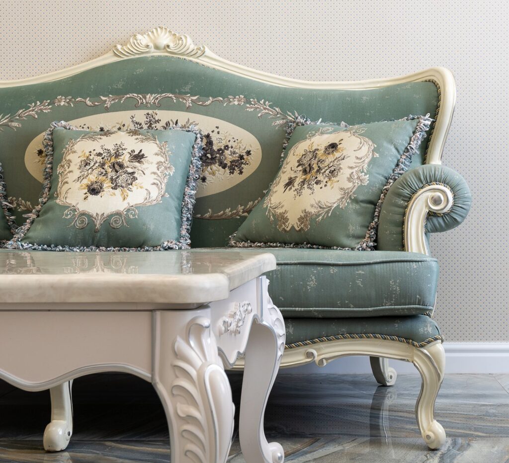 Polstersofa mit gemusterten Kissen