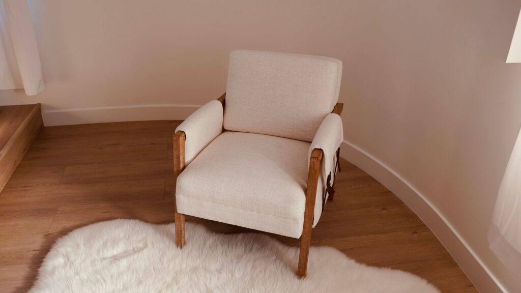Cremefarbener Sessel im Wohnzimmer