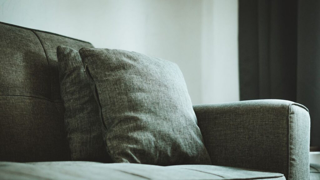 Graues Stoffsofa mit Kissen