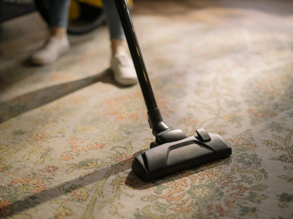 Teppich wird in der Wohnung abgesaugt