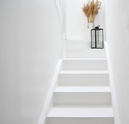 Helle, saubere Treppe in einem Hausflur
