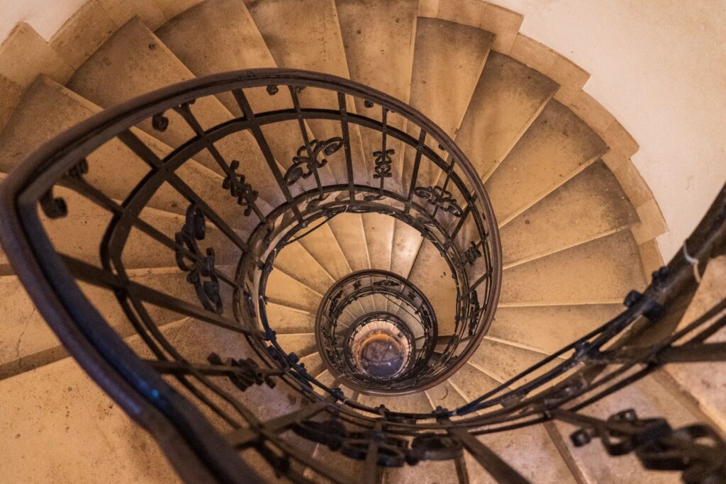 Wendeltreppe mit verziertem Metallgeländer