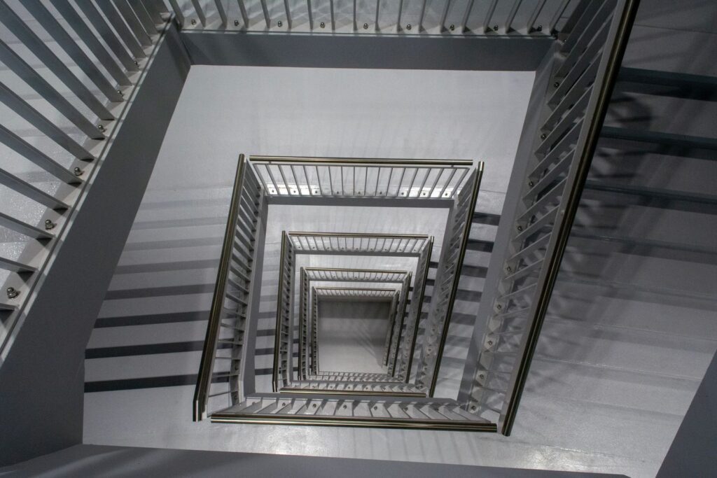 Moderne weiße Treppe mit Geländer