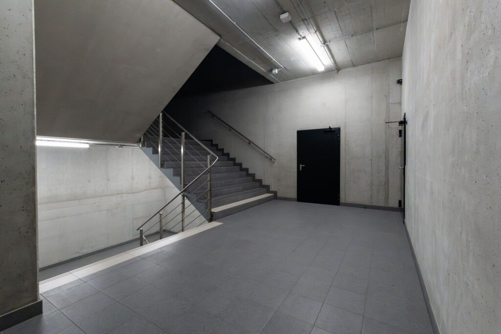Schlichtes Treppenhaus aus Beton