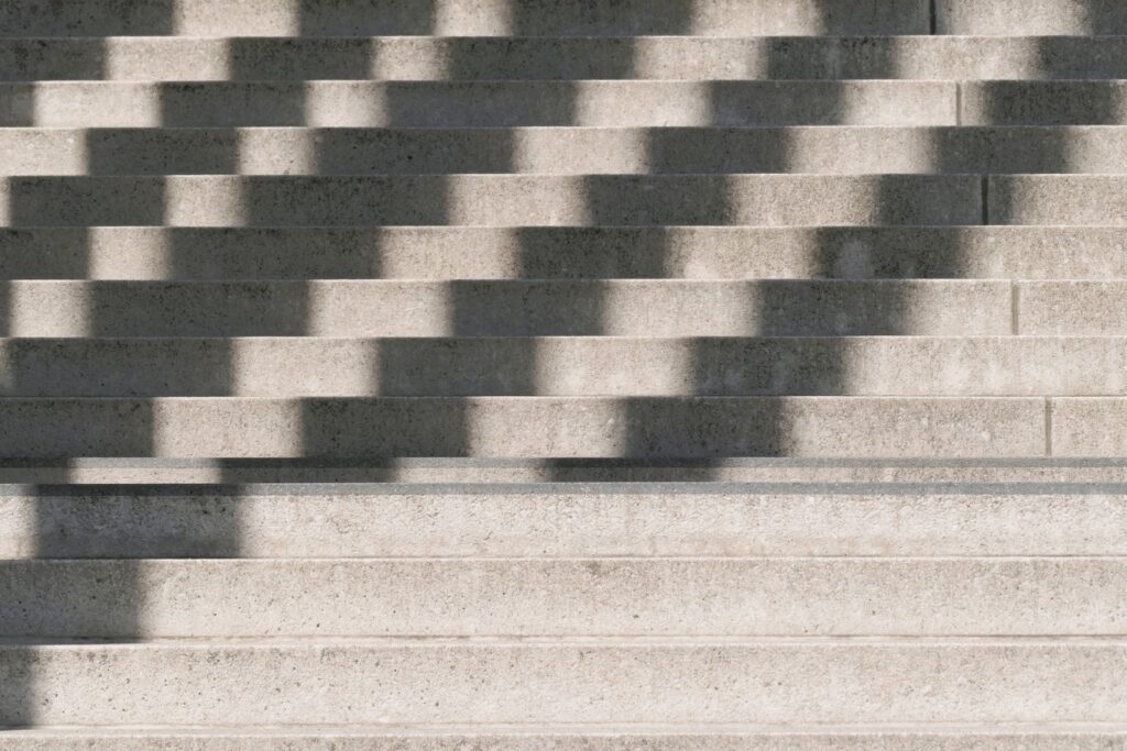 Betontreppe im Sonnenlicht