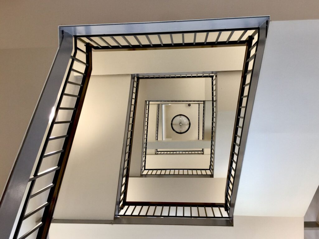 Blick nach oben in ein Treppenhaus