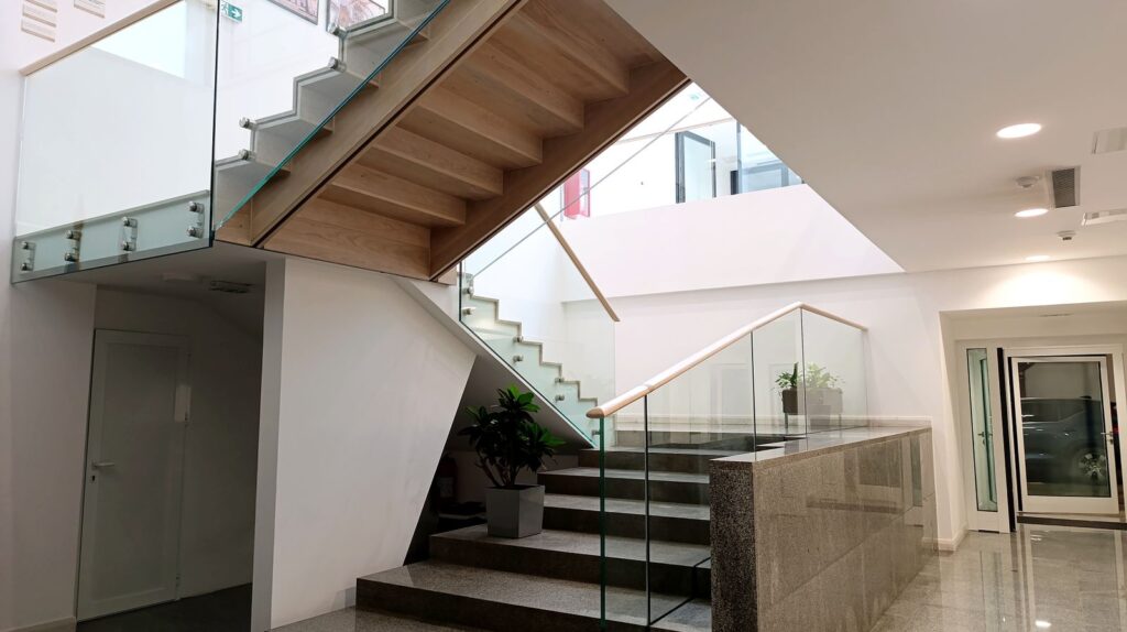 Moderne Innentreppe mit Glasgeländer